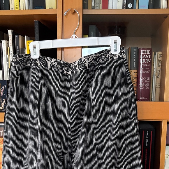 Stylish Black and White Wide Leg Pants - Picture 5 of 10